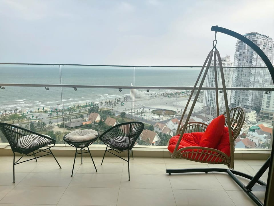 Day, Natural landscape, Seating area, City view, Sea view