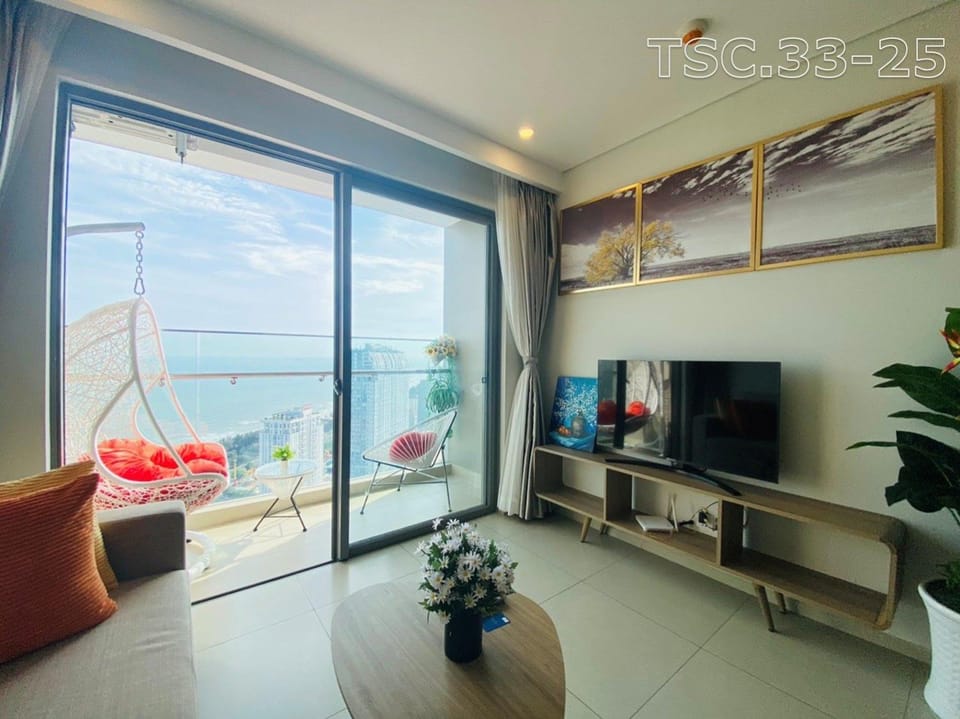 Communal lounge/ TV room, Natural landscape, TV and multimedia, Living room, Seating area, Evening entertainment