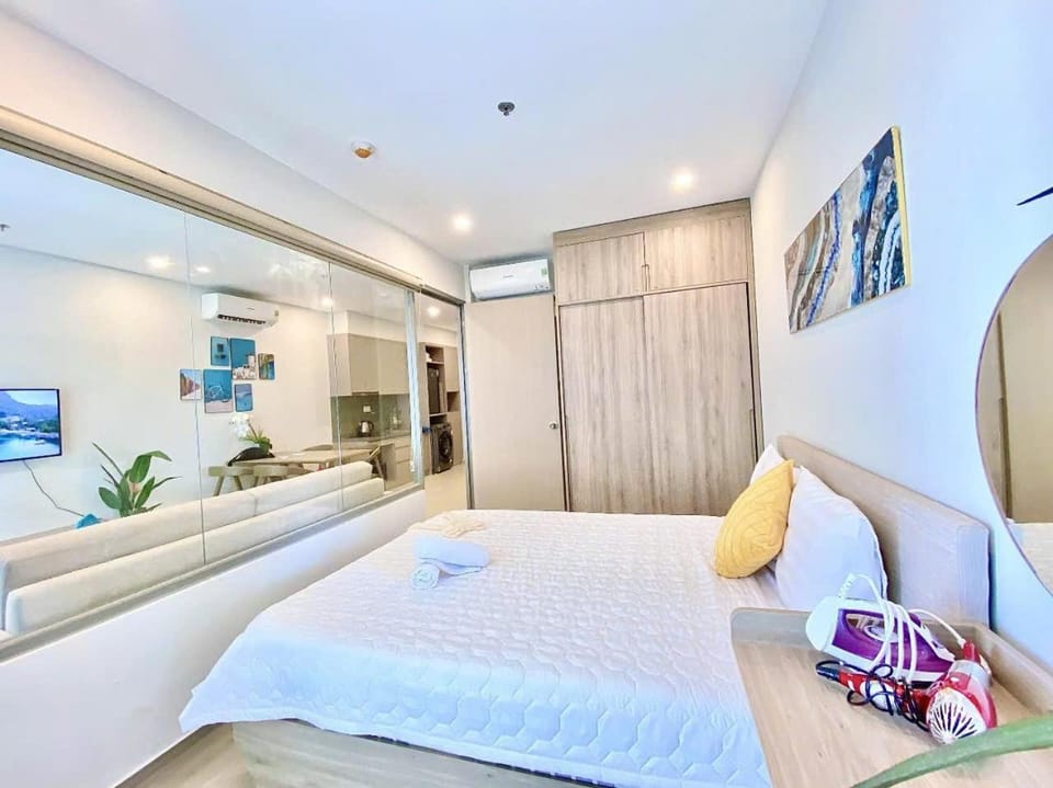 TV and multimedia, Seating area, Bedroom, air conditioner