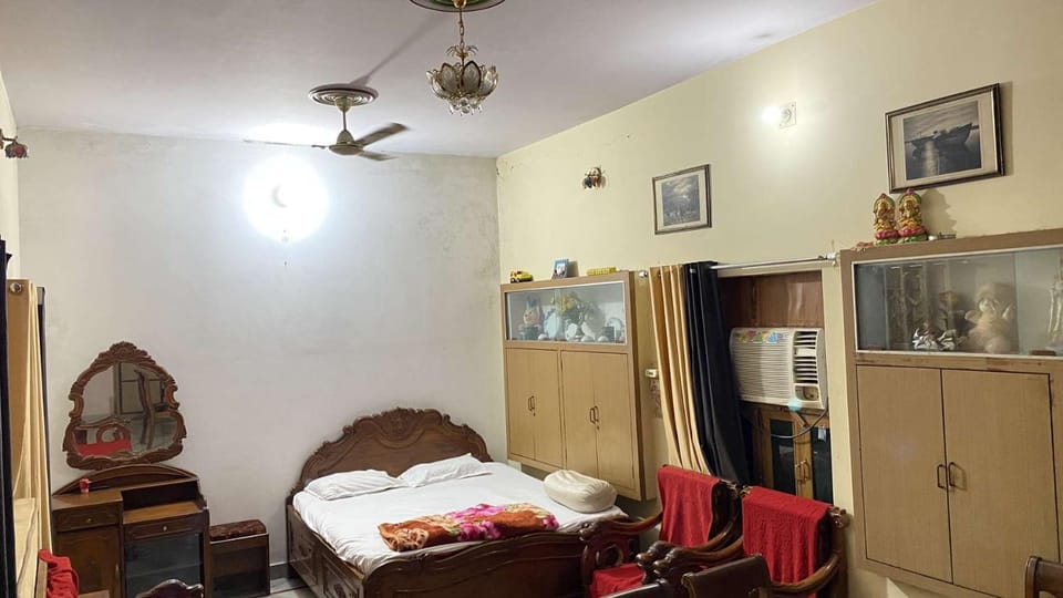 Photo of the whole room, Bedroom, wardrobe