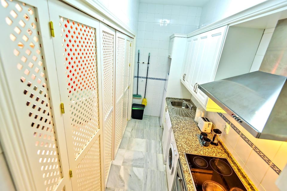 Kitchen or kitchenette, dishwasher, minibar, stove, toaster, washing machine