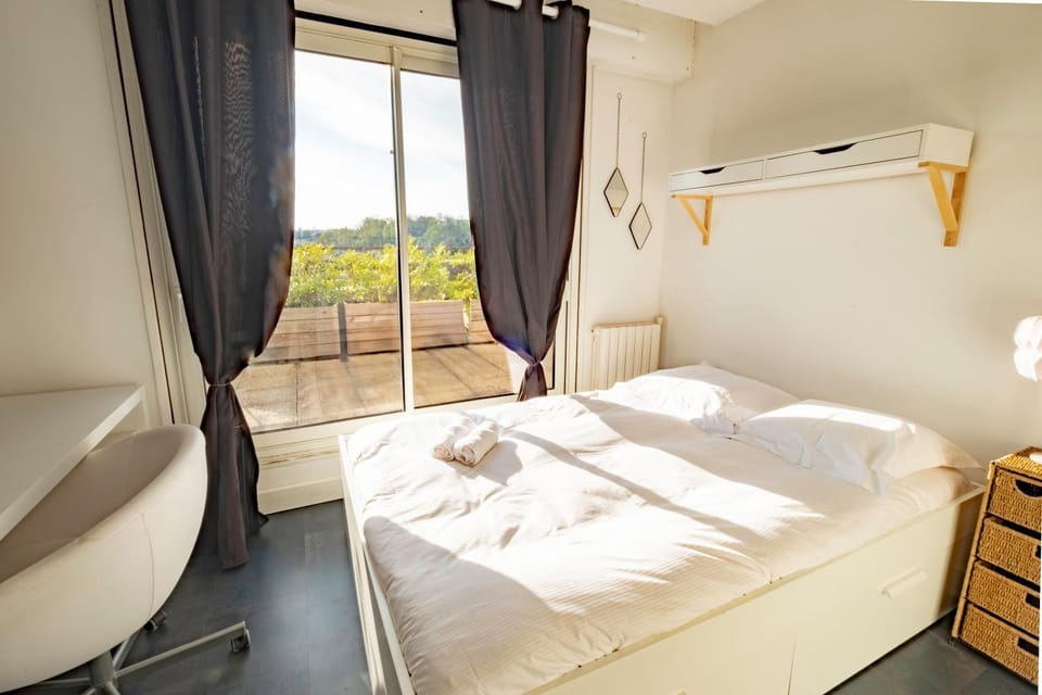 Bed, Bedroom, towels