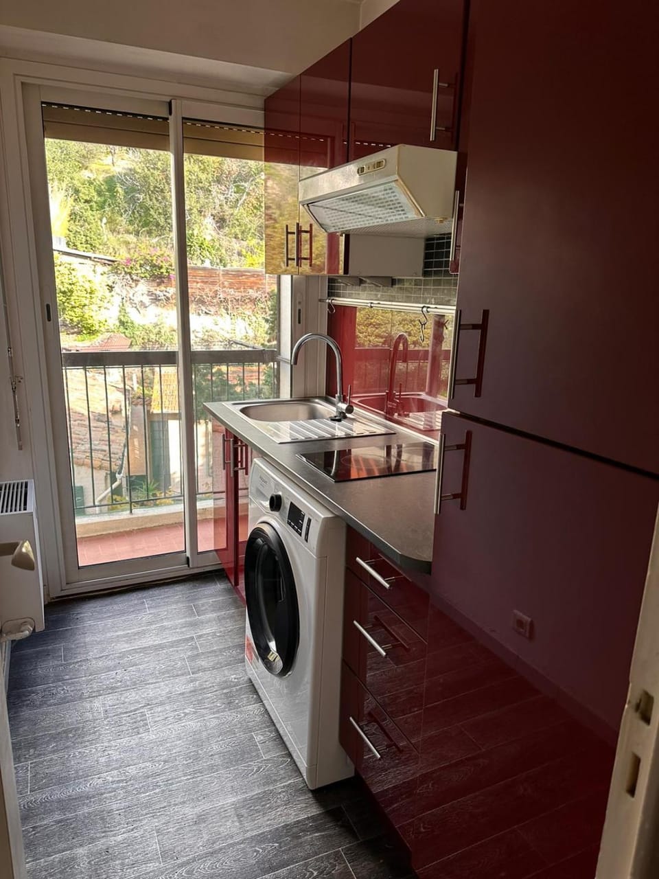 Kitchen or kitchenette, minibar, stove, washing machine