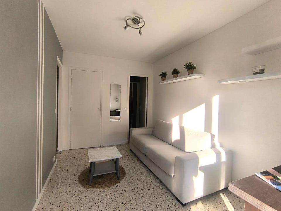 Bed, Living room