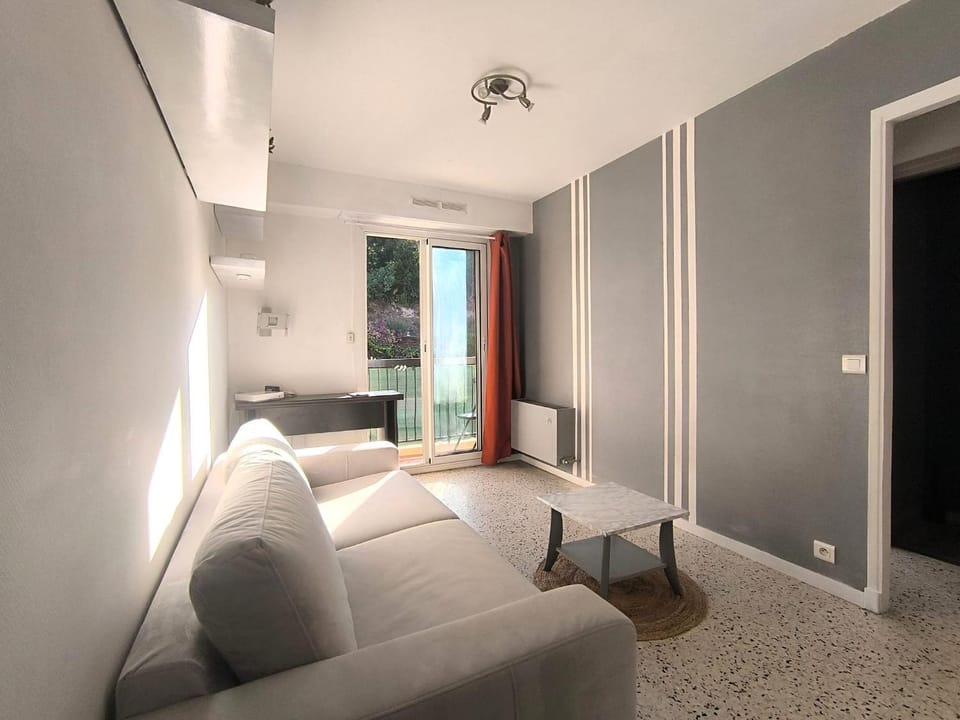 Bed, Living room