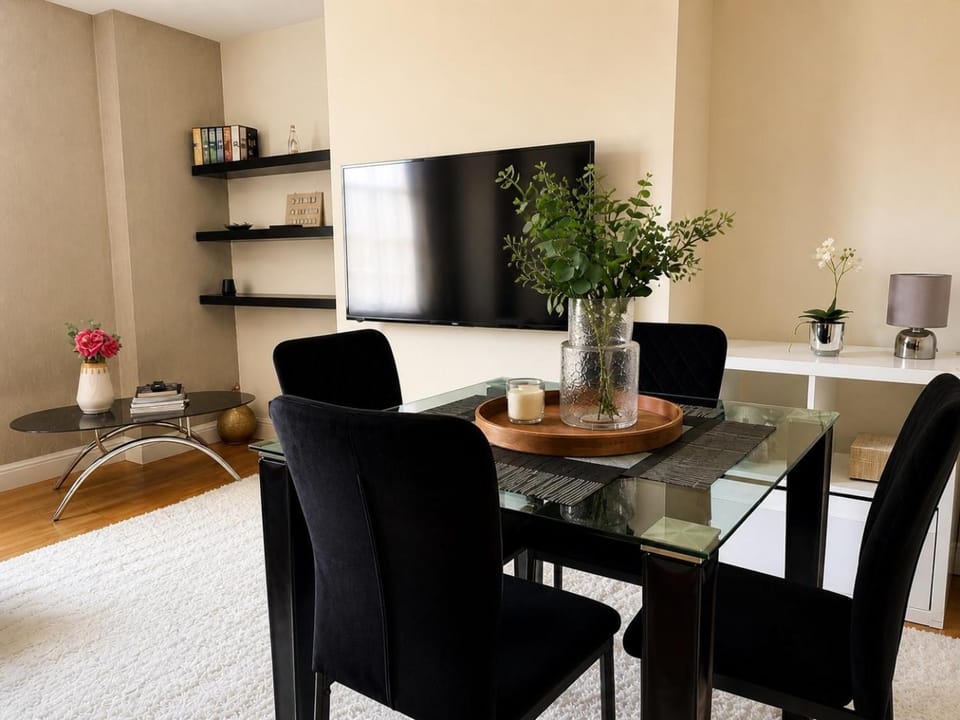 Communal lounge/ TV room, Seating area, Dining area
