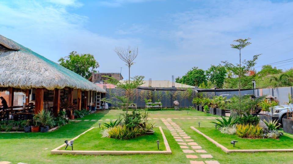 Property building, Restaurant/places to eat, Day, Natural landscape, Garden, Garden view