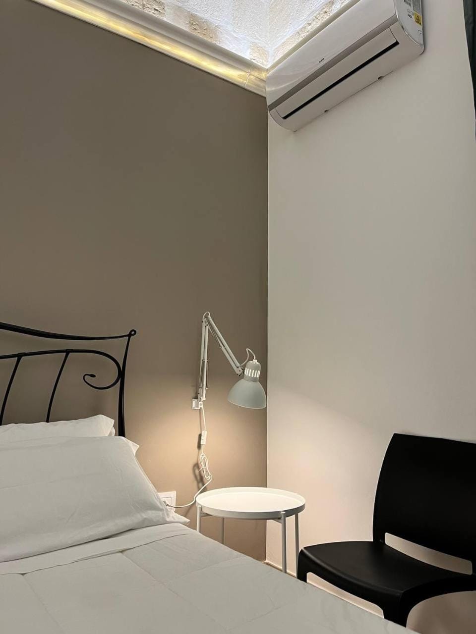 Photo of the whole room, air conditioner