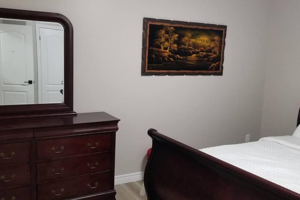 Cozy Luxurious Detached 4 Bedroom House Apartment in Guelph