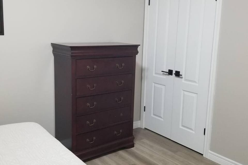 Cozy Luxurious Detached 4 Bedroom House Apartment in Guelph