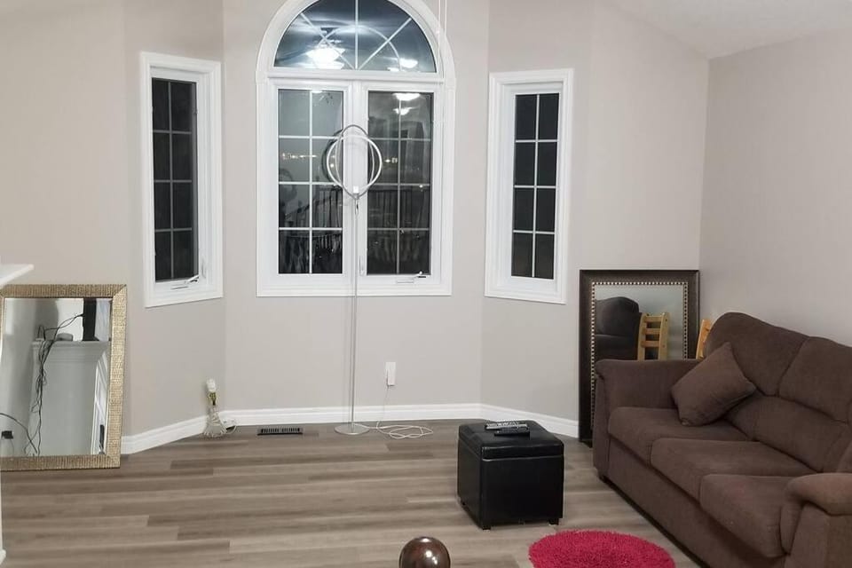 Cozy Luxurious Detached 4 Bedroom House Apartment in Guelph