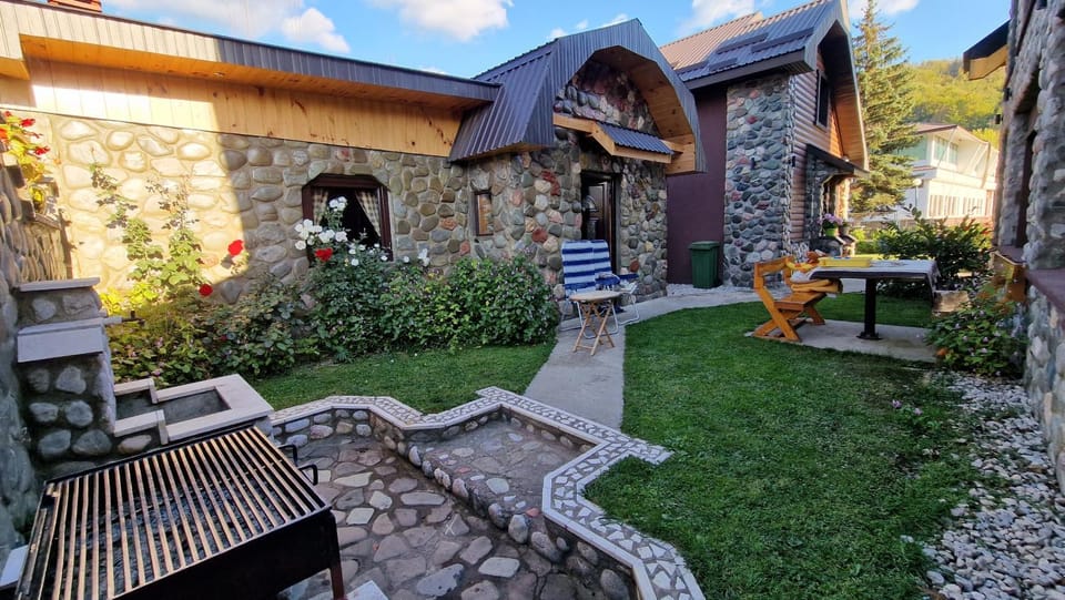 Property building, Patio, Spring, Day, BBQ facilities, Garden, Garden view