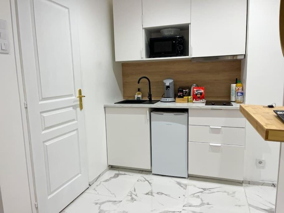 Kitchen or kitchenette, minibar, stove
