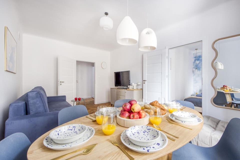 TV and multimedia, Living room, Seating area, Dining area, Food