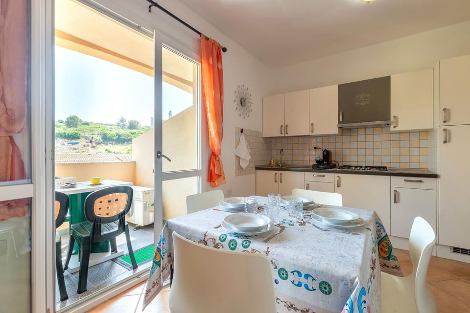 Property building, Kitchen or kitchenette, Living room