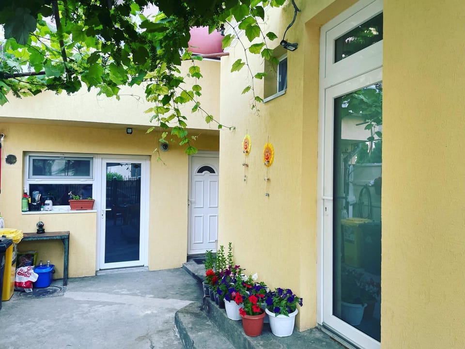 Property building, Day, Garden, Balcony/Terrace