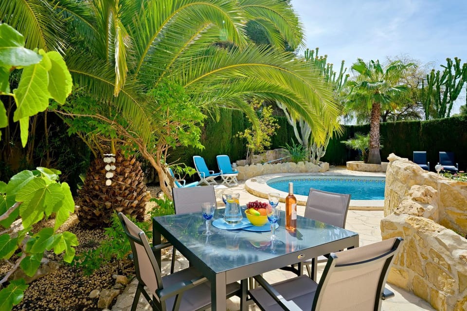 Patio, Garden, Seating area, Dining area, Garden view, Pool view, Swimming pool, Drinks, sunbed
