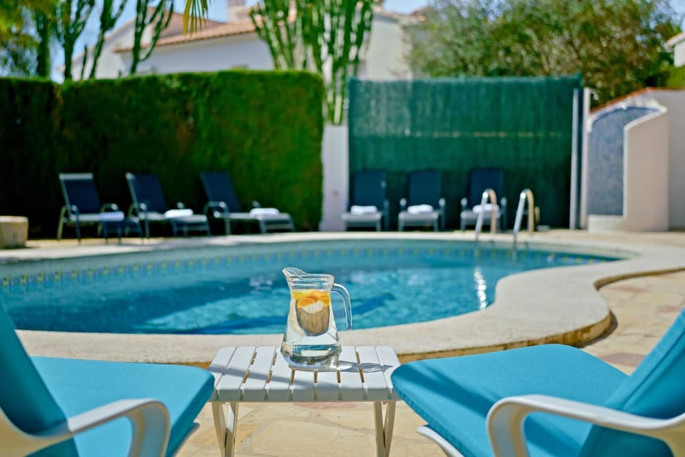 Day, Pool view, Swimming pool, sunbed