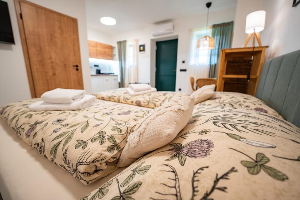 Bed, Photo of the whole room, Bedroom, towels