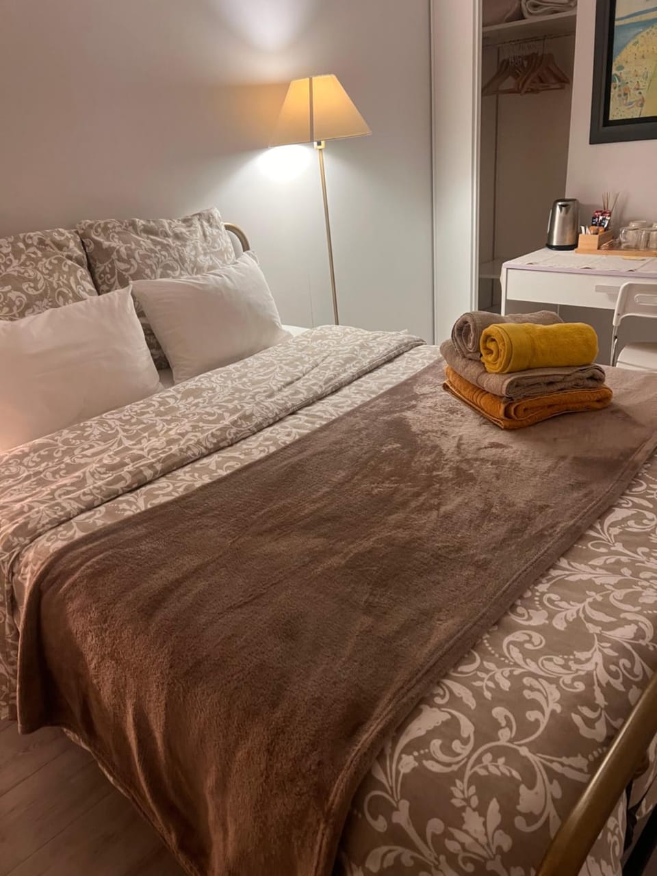 Bed, Photo of the whole room, Bedroom, towels