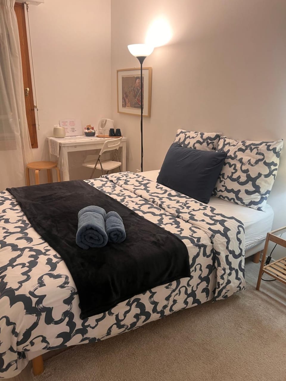 Bed, Photo of the whole room, Seating area, Bedroom, towels