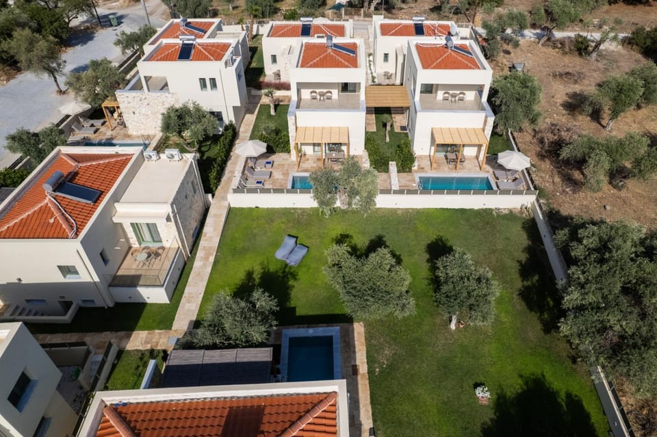 Property building, Day, Neighbourhood, Natural landscape, Bird's eye view, City view, Pool view, Street view, Swimming pool, Location, Parking