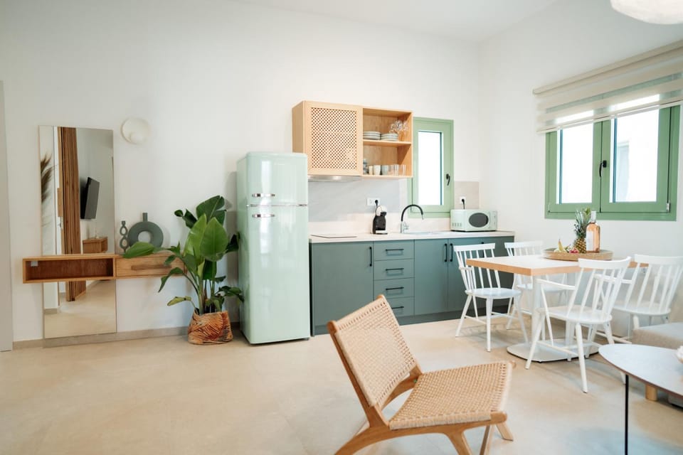 Kitchen or kitchenette, Living room, Seating area, Dining area, stove