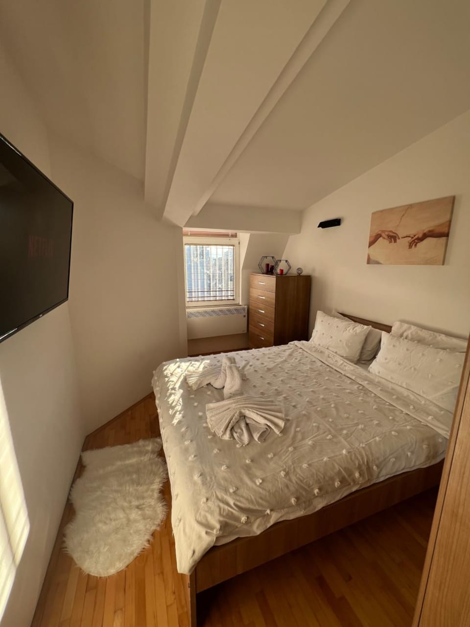 Bed, TV and multimedia, Photo of the whole room, Bedroom