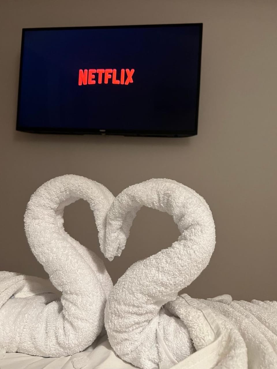 Bed, TV and multimedia, Evening entertainment, Bedroom, towels