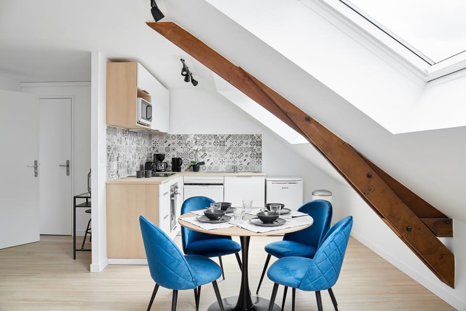 Coffee/tea facilities, Dining area, dishwasher, microwave, stove, washing machine, kitchen