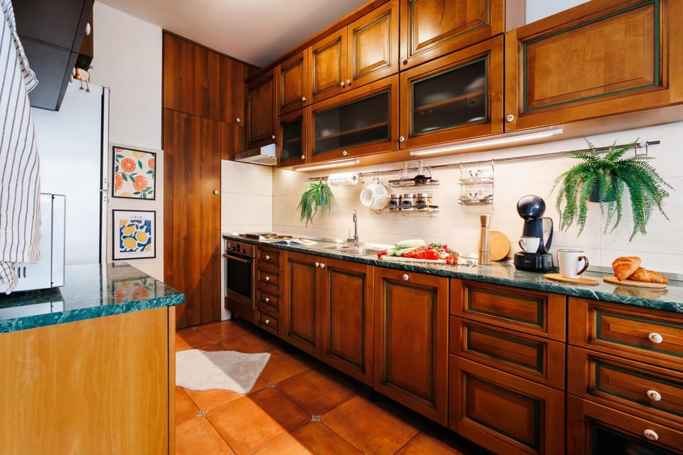 Coffee/tea facilities, microwave, oven, stove, kitchen