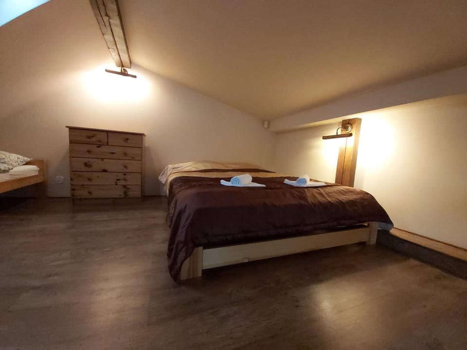 Bed, Photo of the whole room, Bedroom, towels