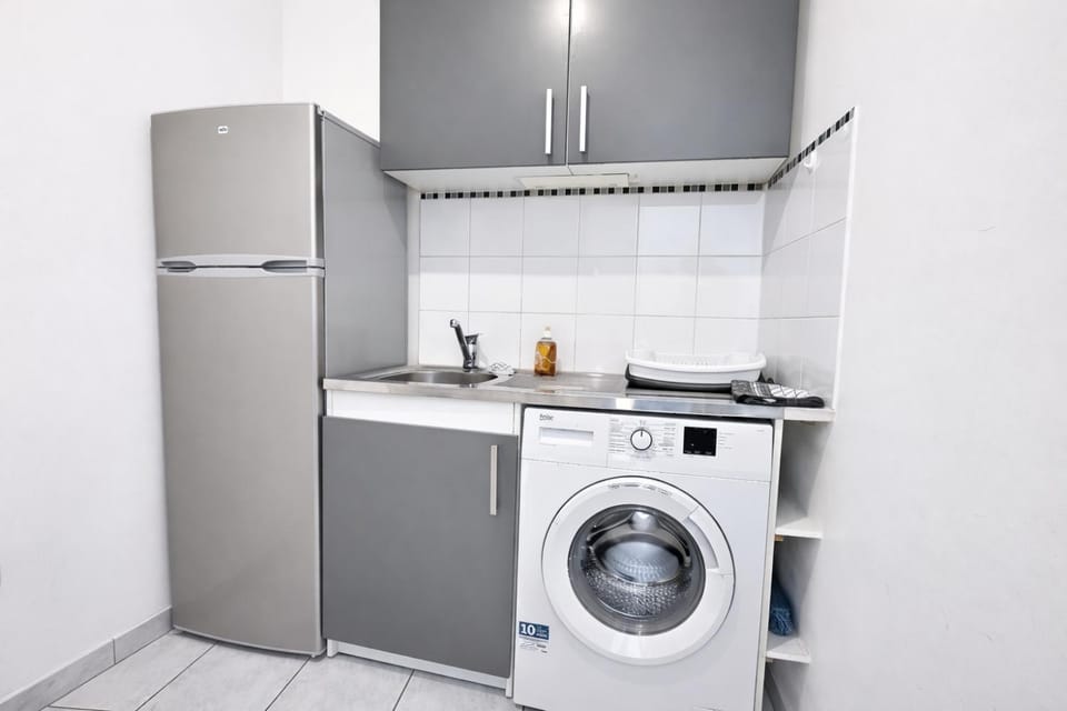 Kitchen or kitchenette, washing machine