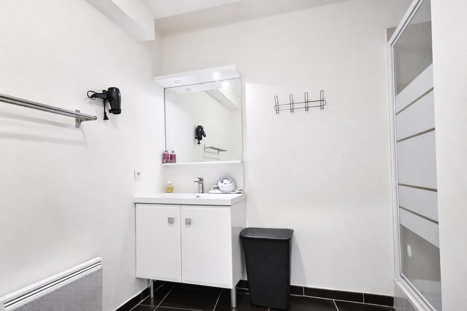 Shower, Bathroom, hair dryier, towels