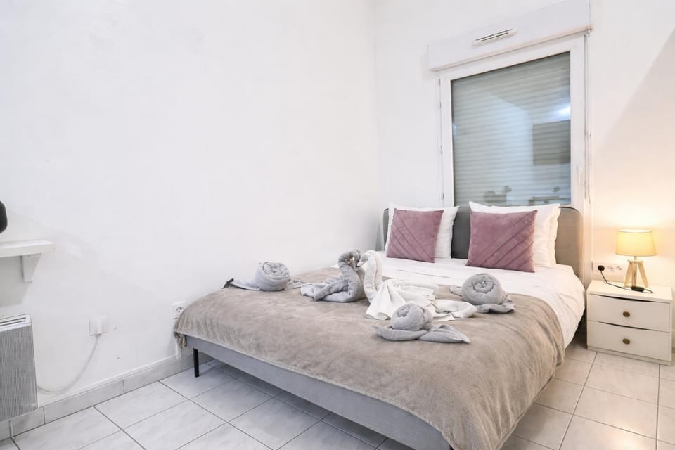 Bed, Photo of the whole room, Bedroom, towels