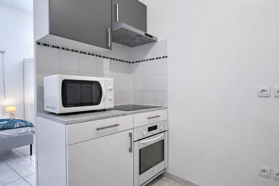 Kitchen or kitchenette, microwave, stove