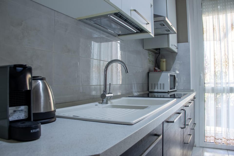 Coffee/tea facilities, Kitchen or kitchenette, stove