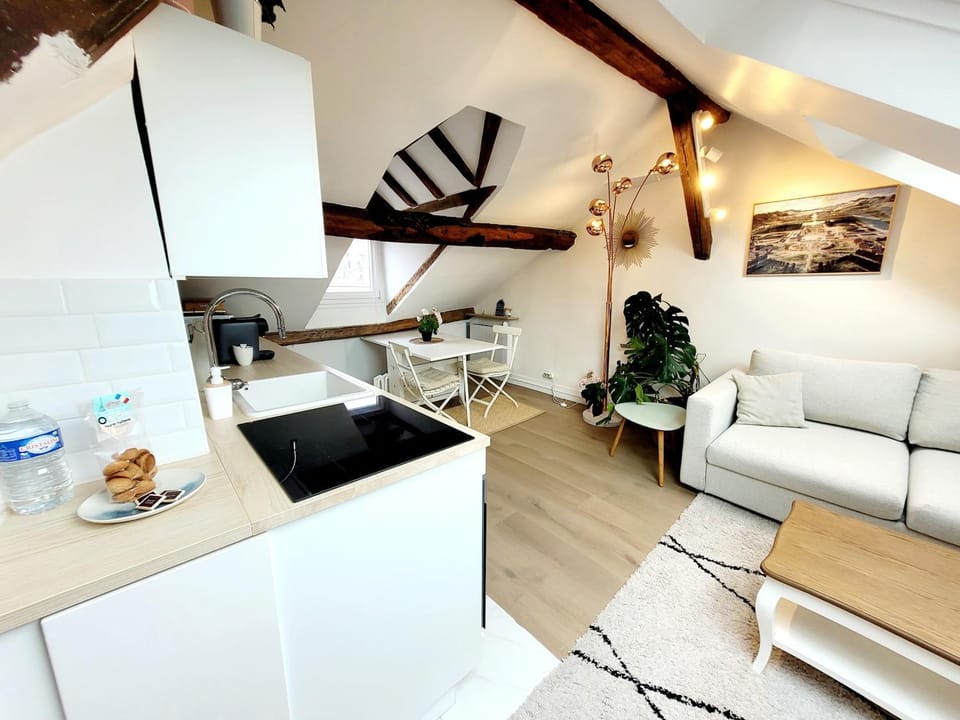 Kitchen or kitchenette, Living room, Seating area, Dining area