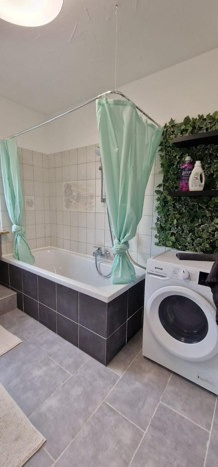Hot Tub, Bathroom, Bath, towels, washing machine