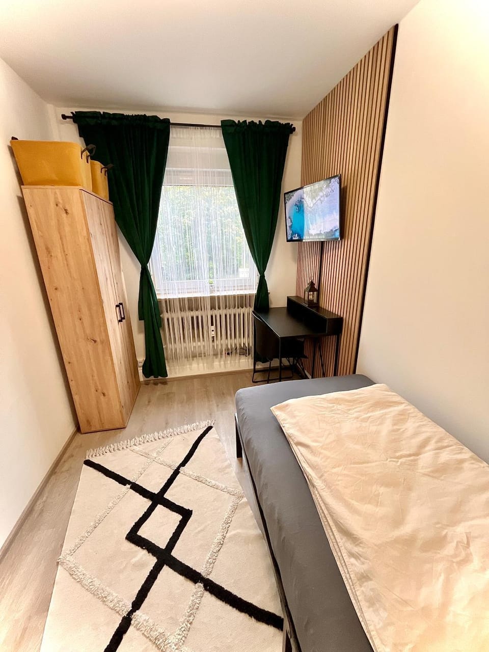 Bed, TV and multimedia, Photo of the whole room, Bedroom, wardrobe