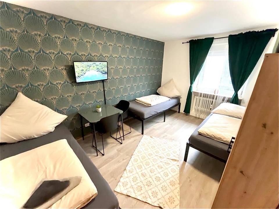Bed, TV and multimedia, Photo of the whole room, Seating area, Bedroom