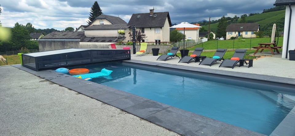 Swimming pool, sunbed