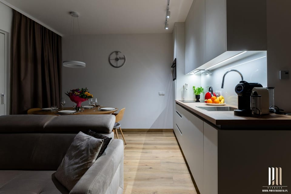 Bed, Coffee/tea facilities, Kitchen or kitchenette, Living room, Photo of the whole room, Food