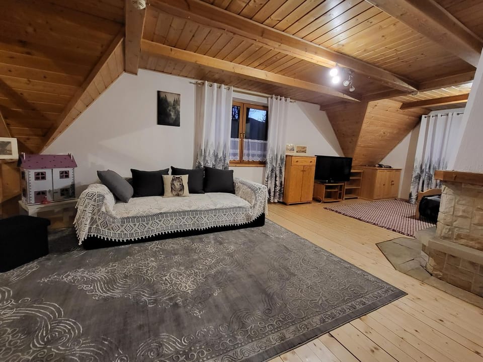 Bed, TV and multimedia, Living room, Photo of the whole room, Seating area, Bedroom