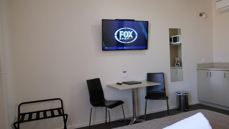 TV and multimedia, Seating area, Dining area, Bedroom