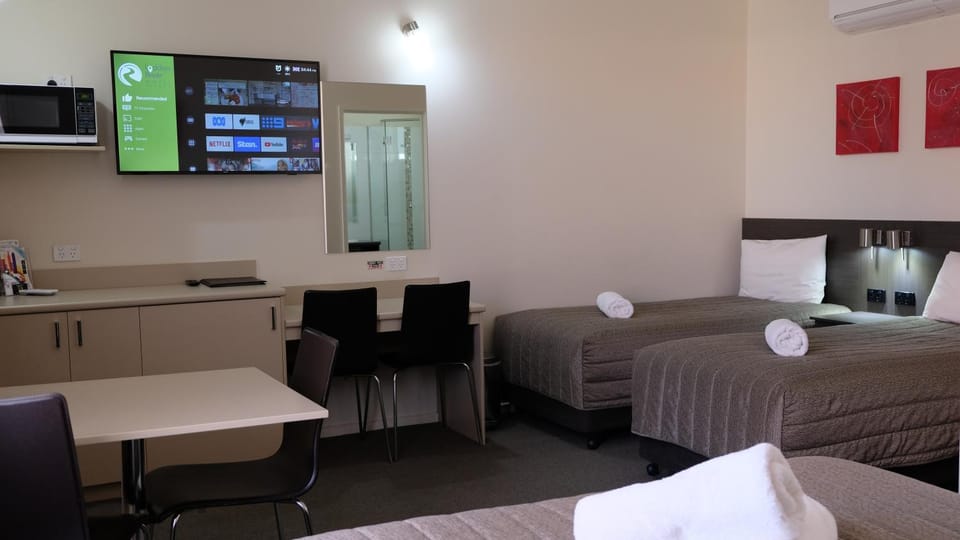 Bed, TV and multimedia, Bedroom