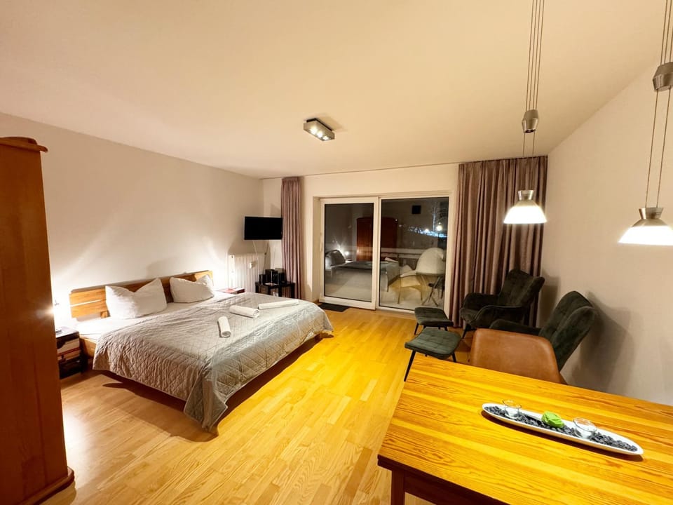 Bed, TV and multimedia, Photo of the whole room, Bedroom