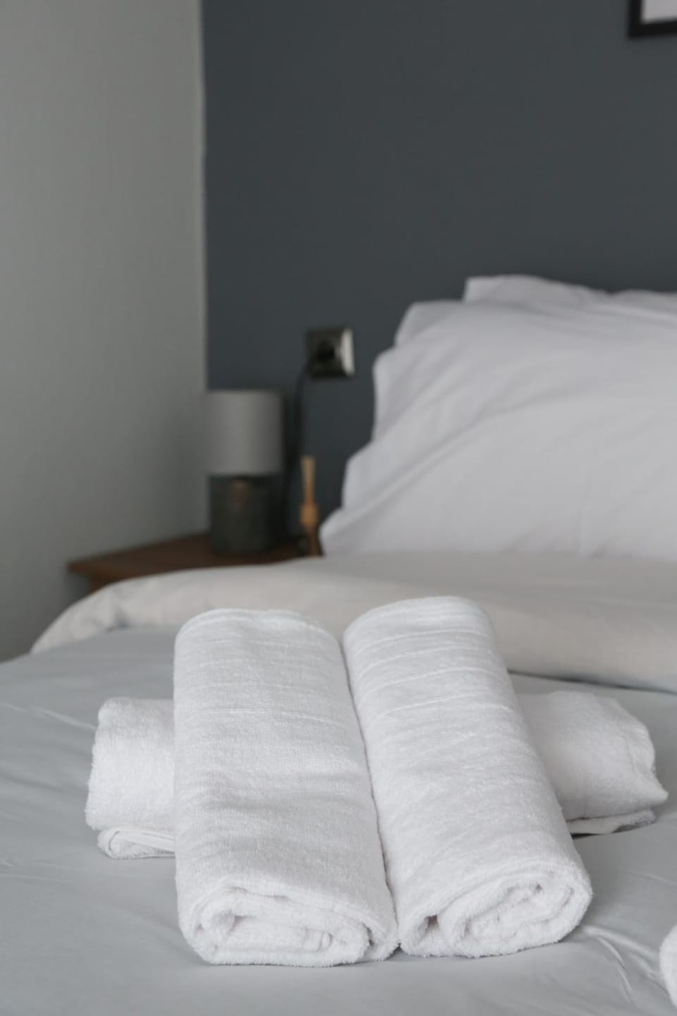Bed, towels