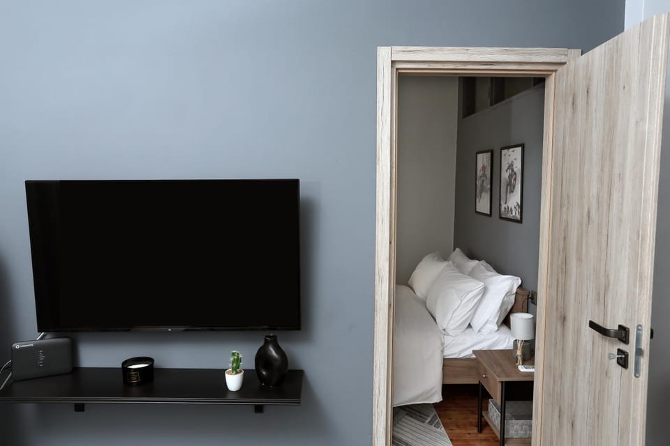 Bed, TV and multimedia, Photo of the whole room, Bedroom
