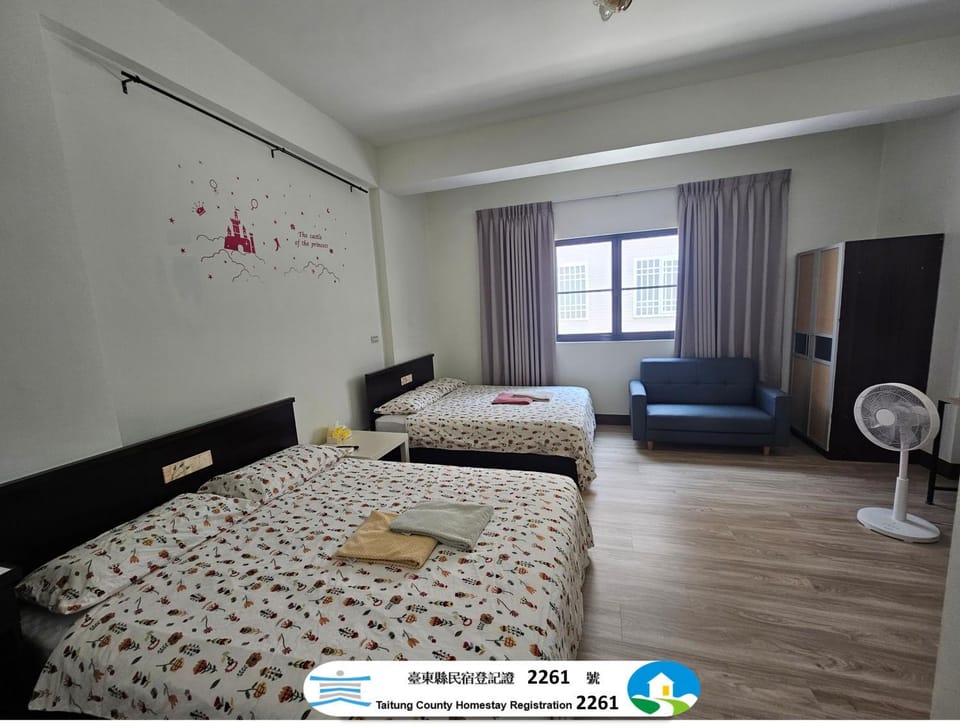 TV and multimedia, Photo of the whole room, Bedroom